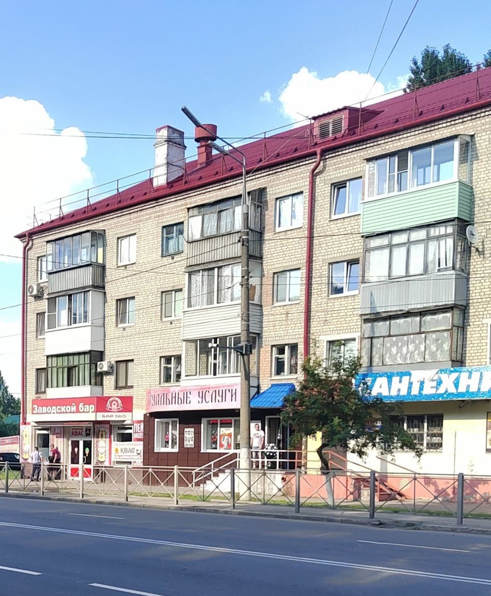 Вот она - современная жизнь) Жаль аптека не вместилась, дом коротковат. Но она есть через дорогу, напротив, и даже не одна. Мы с мужем насчитали 5 аптек (5!!!) просто стоя на светофоре и покрутив немного головами