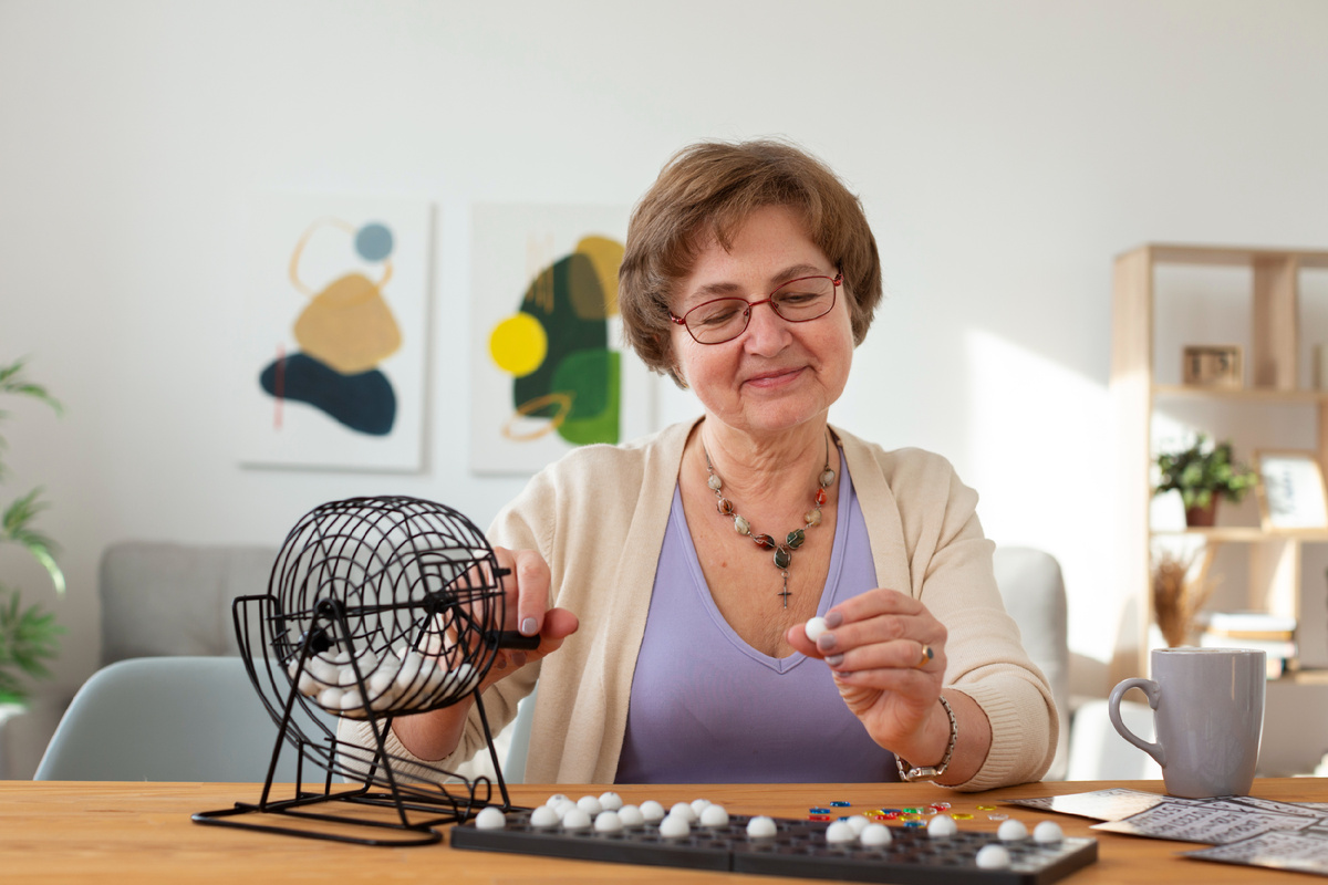 <a href="https://ru.freepik.com/free-photo/medium-shot-senior-woman-playing-bingo_20825602.htm">Изображение от freepik</a>
