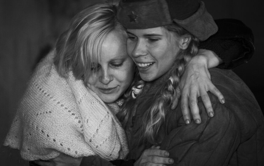    Сцена из фильма. Ольга Берггольц (Маргарита Таничева) с сестрой Мусей (Полина Строгая)предоставлено пресс-службой фонда Neymaxx Multimedia