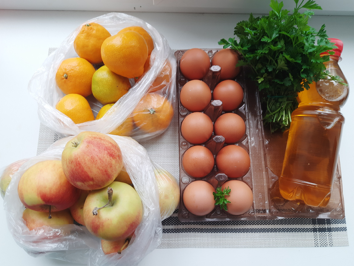 Мандарины по 150 руб/кг, яблоки по 70, яйцо - 85 руб/десяток, петрушка - 20 руб/пучок, масло подсолнечное - 100 руб/0,5 литра. 