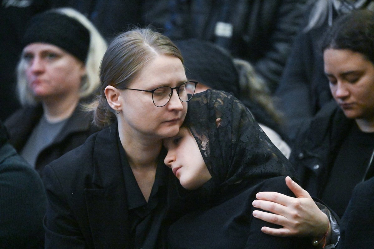    Жена актера Романа Попова Юлия с дочерью