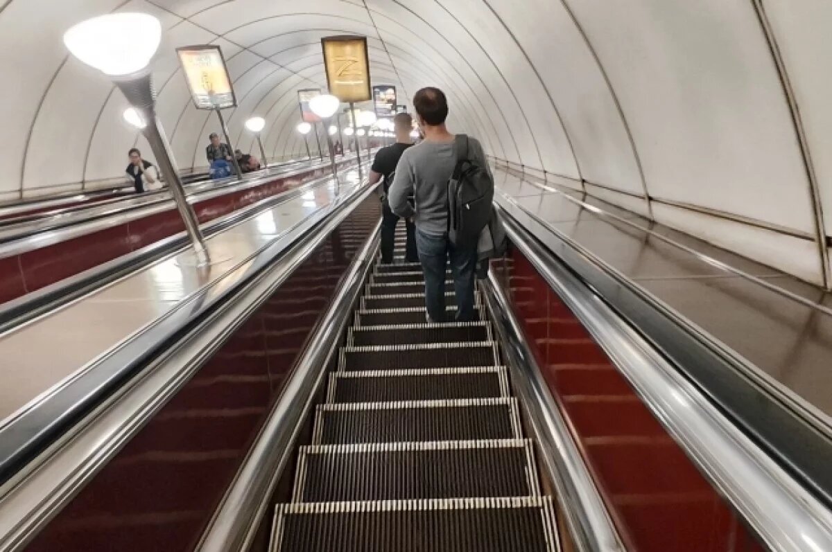    Пассажир метро упал на путь станции «Волковская» в Петербурге