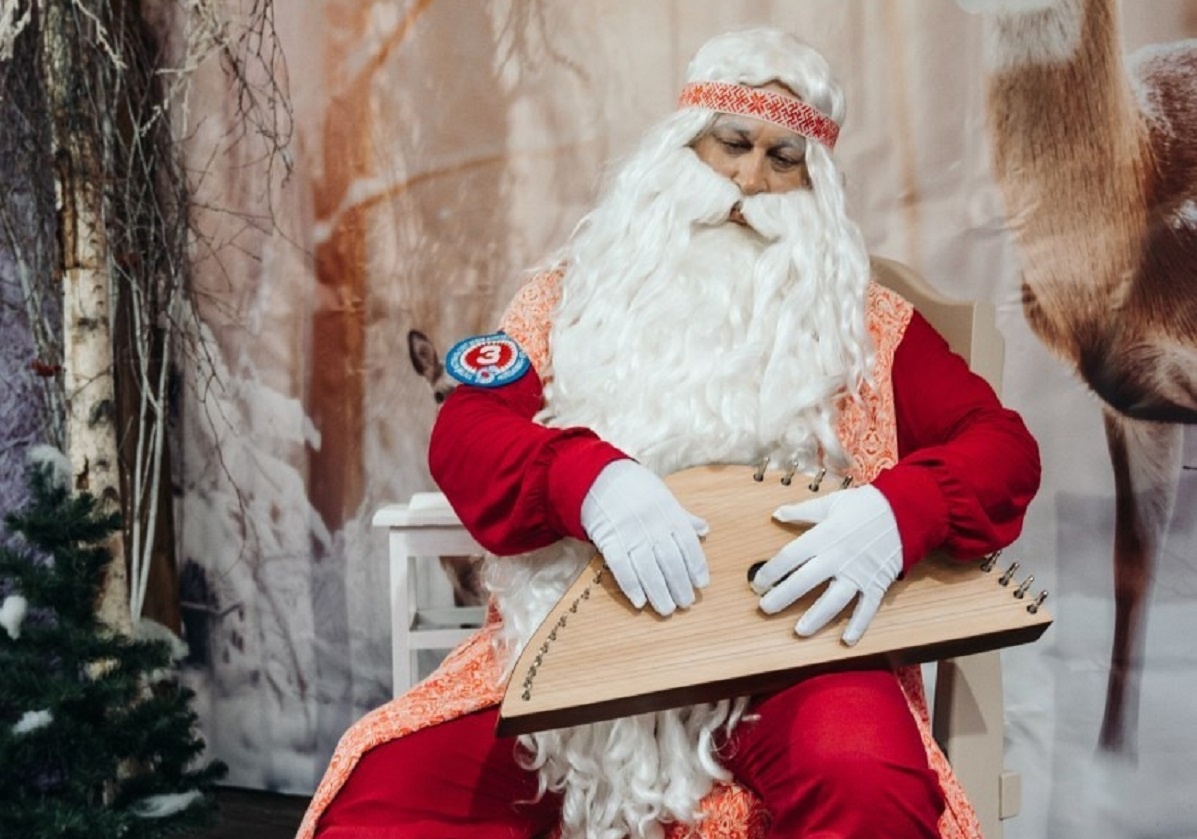    Виктор Бурков с детства играет на разных музыкальных инструментах