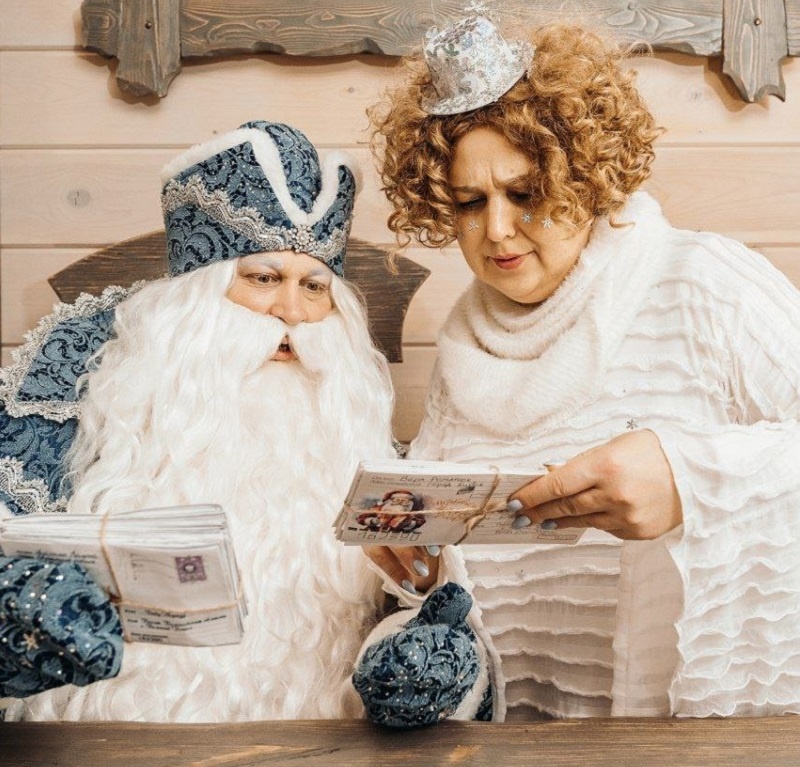    Дед Мороз Дивный и его Снегуша Снежинкина разбирают детские письма