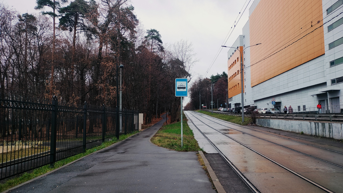 Трамвайная остановка «Щукинская» между храмом и торговым центром. Начало пути в рощу