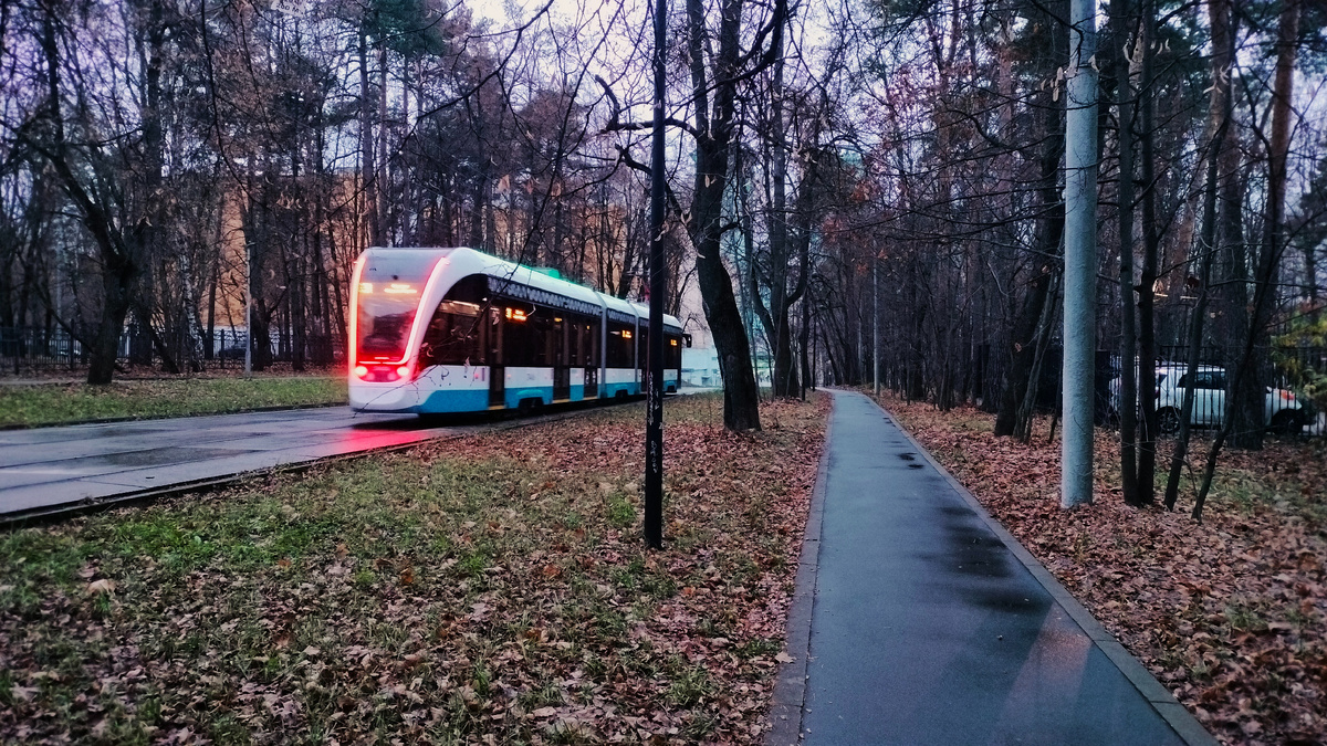 Трамвай, следующий в сторону остановки «Щукинская»