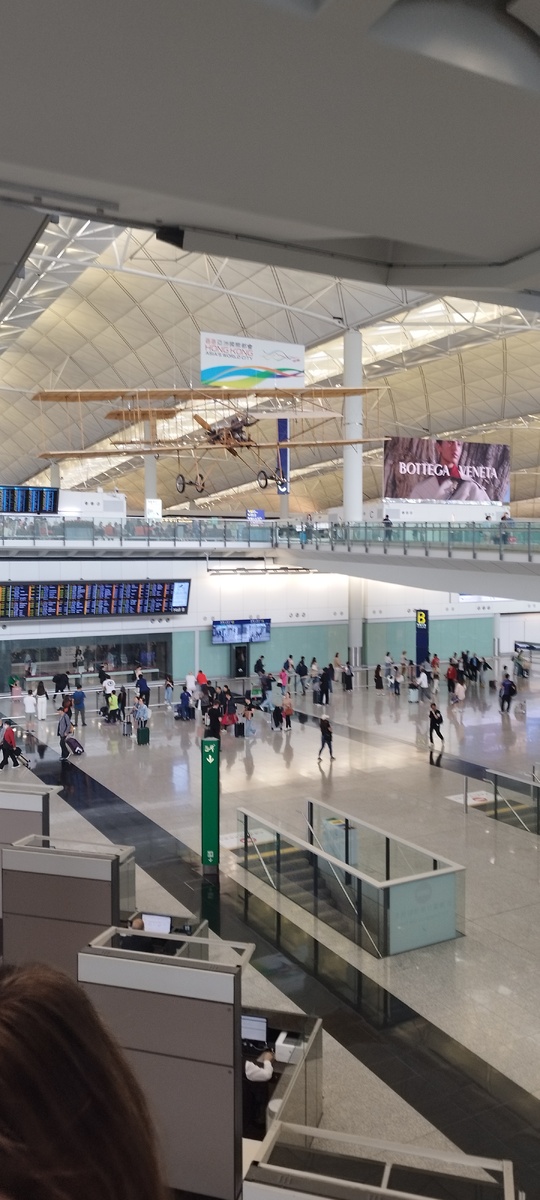 Внутри гонконгского аэропорта.