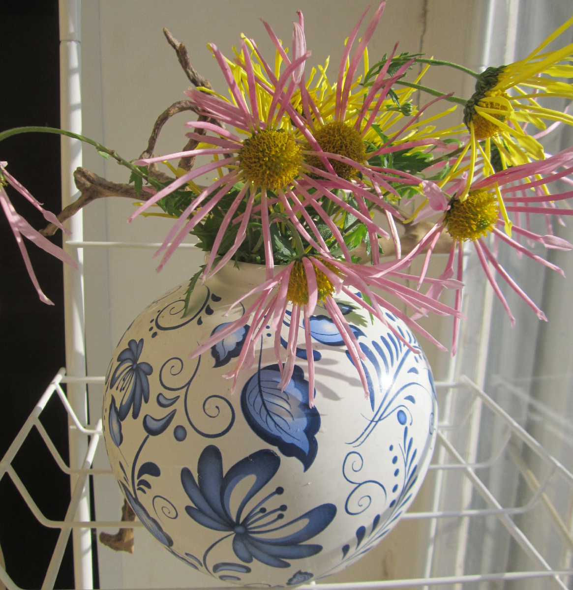 это в летней кухне . у меня такая подставка для цветов ,очень удобная,я еще ее не заполнила,так как на улице тепло и многие комнатные цветы стоят на улице!