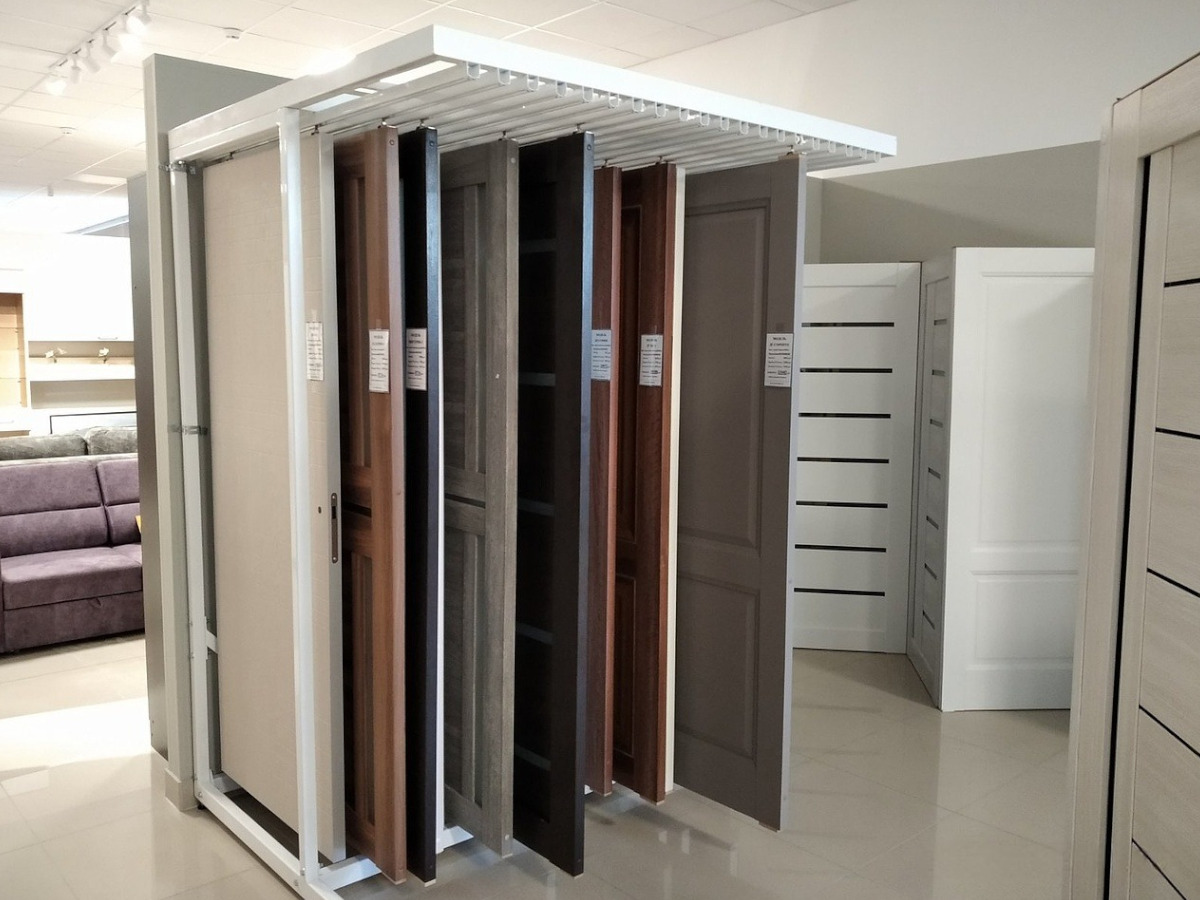 Выдвижной экспозитор для межкомнатных дверей AT-1061: компактные размеры, большой выбор для покупателя