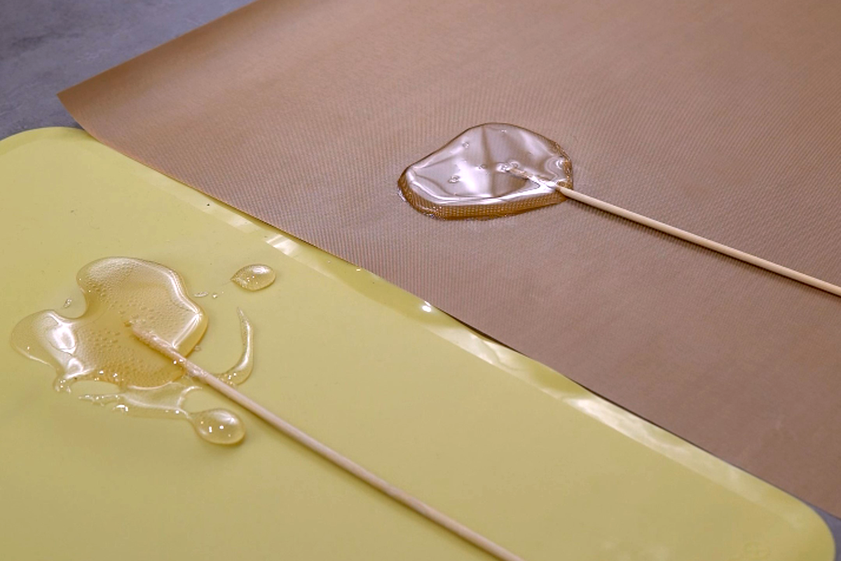 В отличие от силиконового, тефлоновый коврик не деформируется от высоких температур.