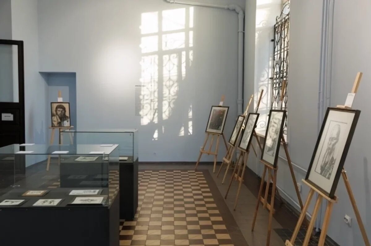    Работы мастера можно увидеть сразу в нескольких залах.