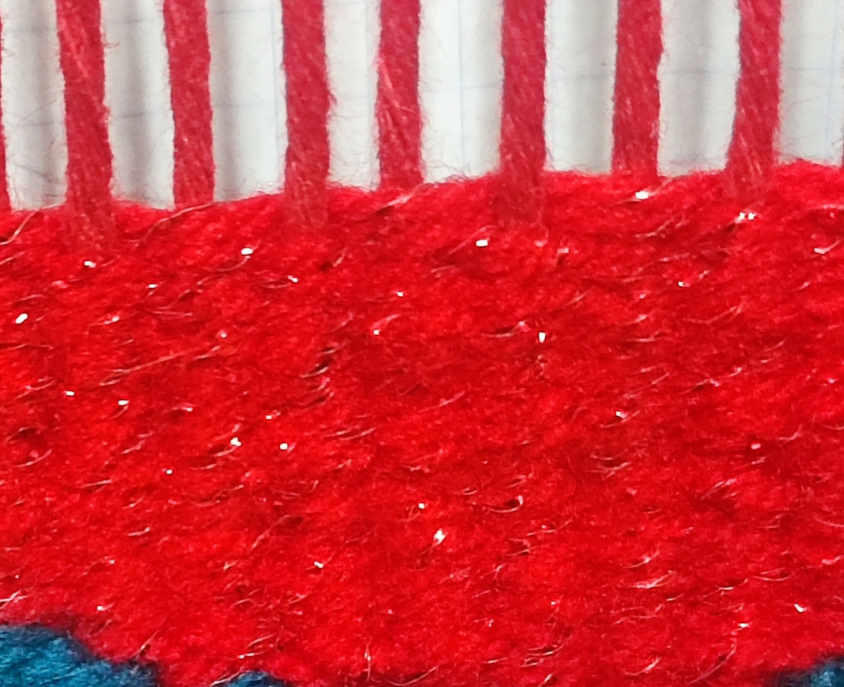 Обратите внимание, что нить с люрексом приближена к цвету основы. 