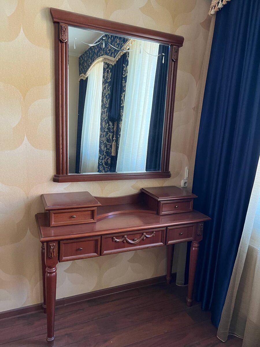 Фото роскошного столика, который необходимо было вписать в новый интерьер спальни. 