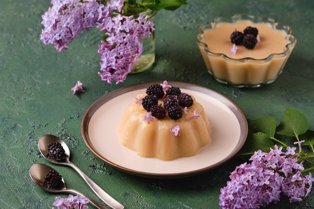 Stock_photografer / Shutterstock / FOTODOM📷Чаще всего бланманже относят к французской кухне, хотя разные варианты блюда готовили практически повсеместно в средневековой Европе