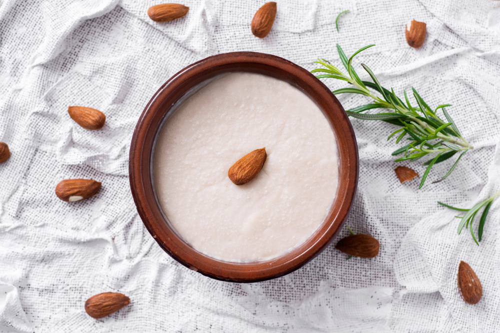 nito / Shutterstock / FOTODOM📷В классическое бланманже обязательно добавляют миндаль