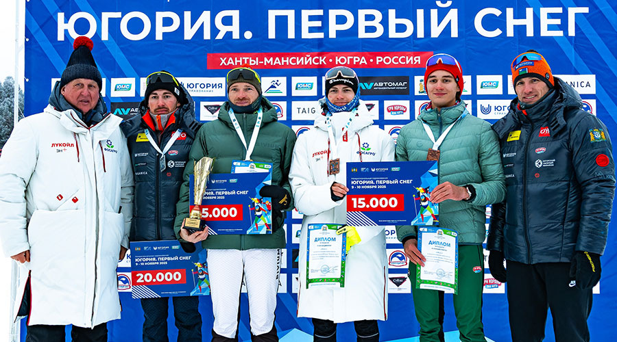 Платон Исламшин (второй справа) и Дмитрий Пузанов (Хабаровский край) поделили бронзу на дистанции 10 километров с раздельным стартом свободным стилем. Фото: Федерация лыжных гонок Югры