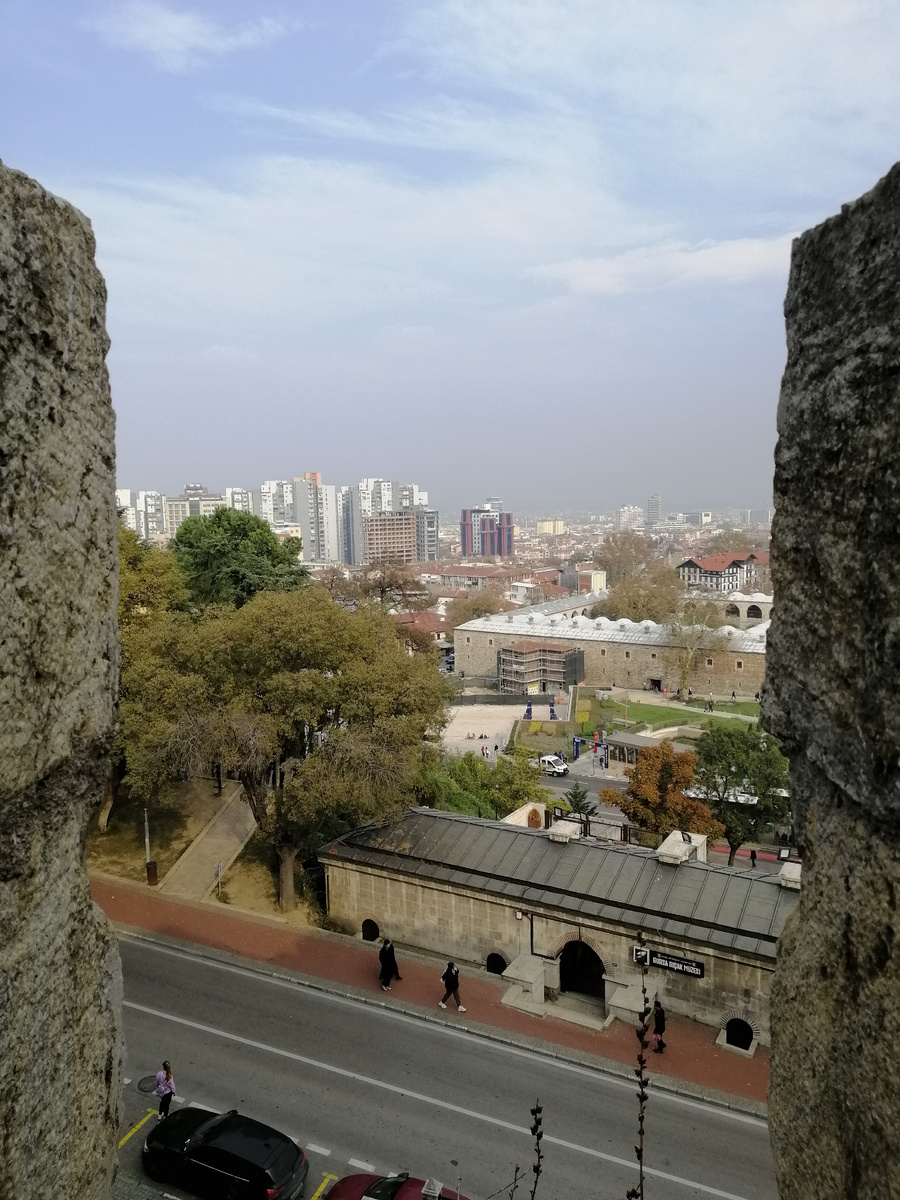 Цитадель Бурсы: вид через одну из бойниц на современную часть города