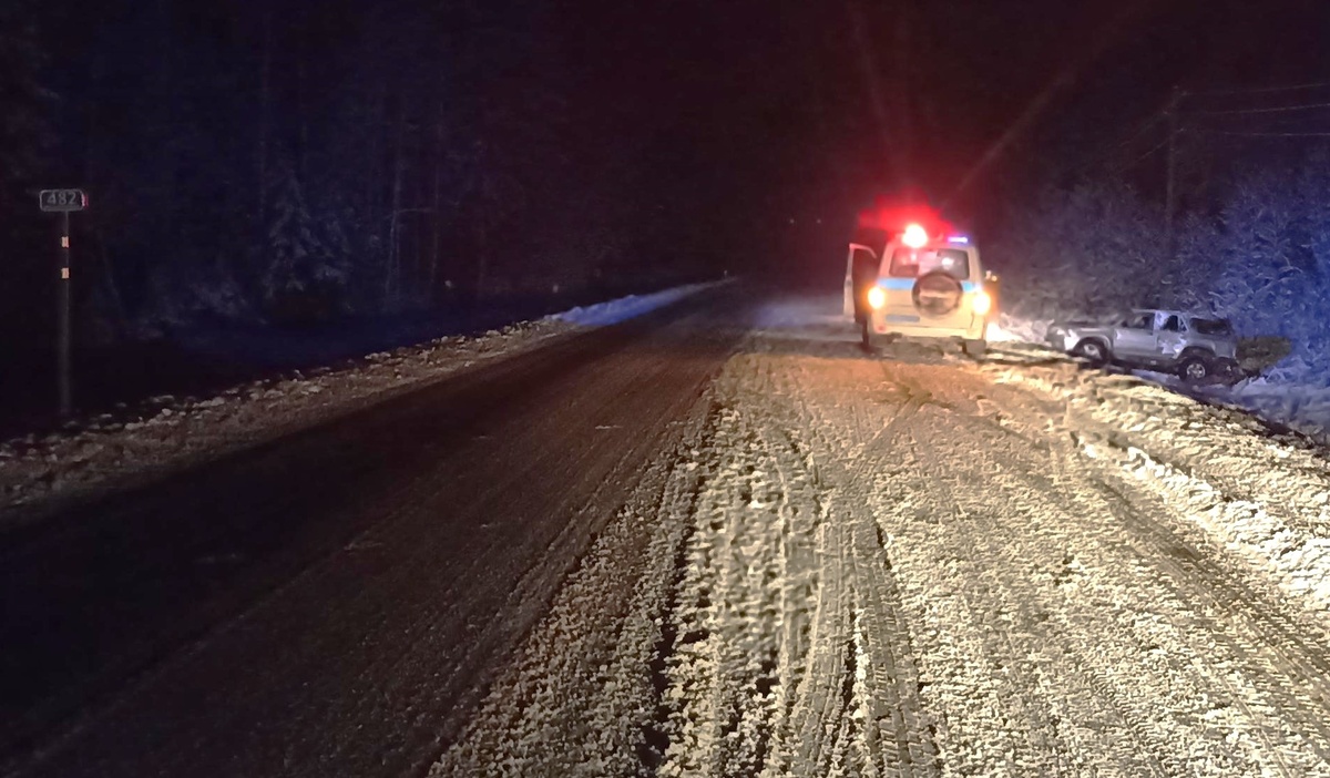   Два легковых автомобиля съехали в кювет на трассах в Карелии© ГАИ Карелии