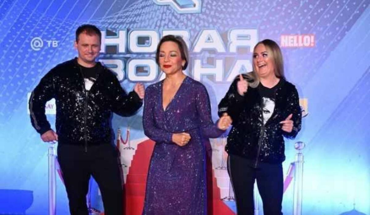     Буланова с танцорами. Источник: kp.ru Автор фото: Михаил Фролов