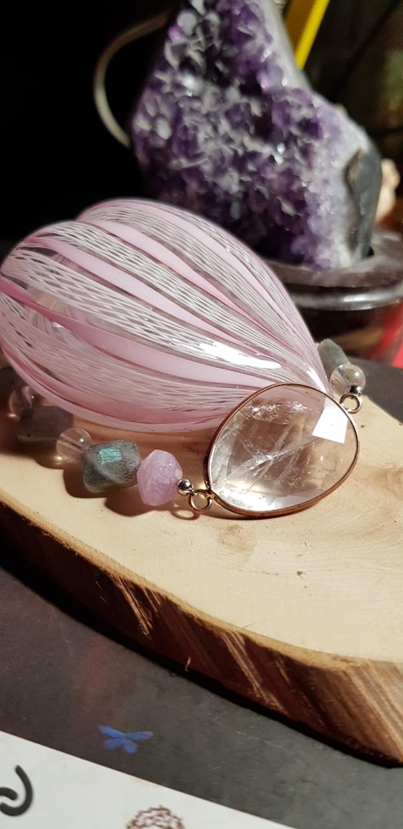 Браслет  с горным хрусталем очищающем пространство  и друзой аметиста.