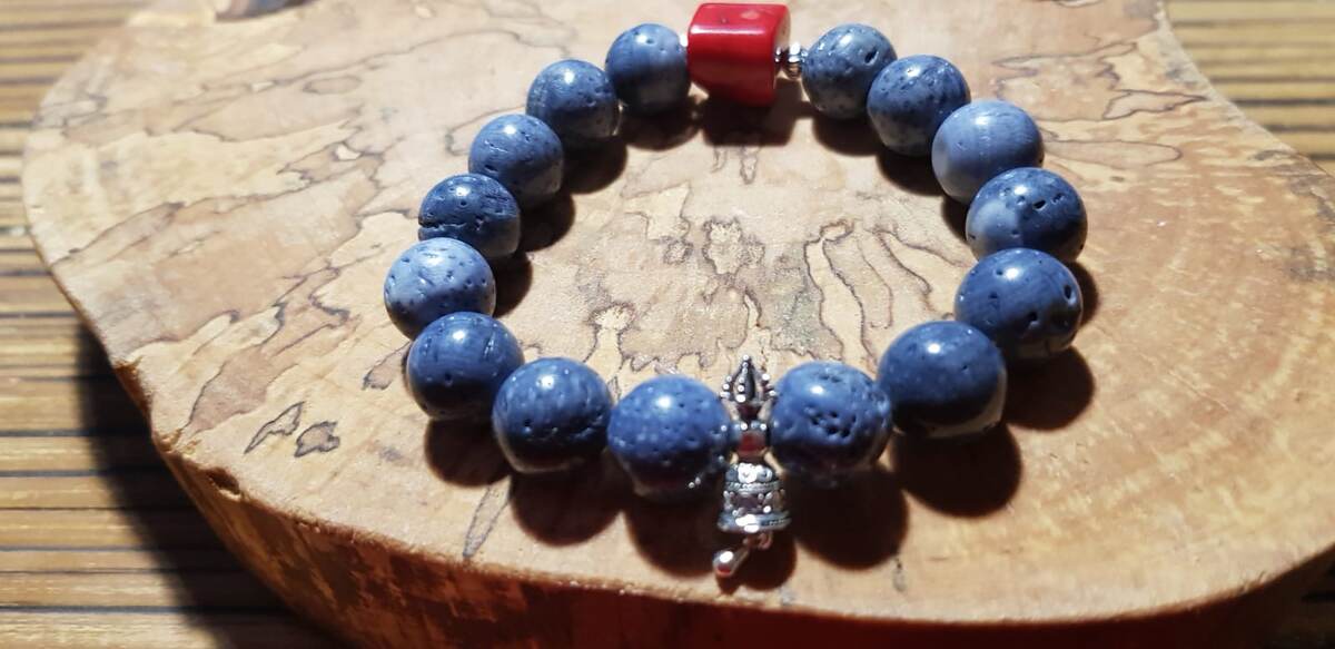 Браслет из кораллов: голубого и красного. Работа АртЛАМБ.