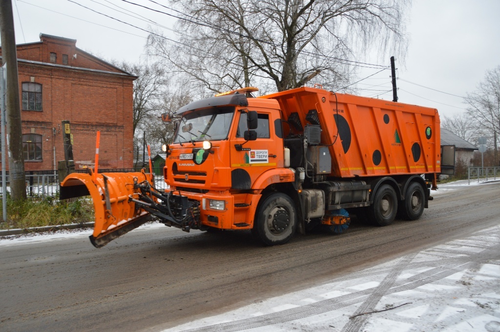 В Твери на улицы вышла спецтехника для расчистки дорог и уборки снега