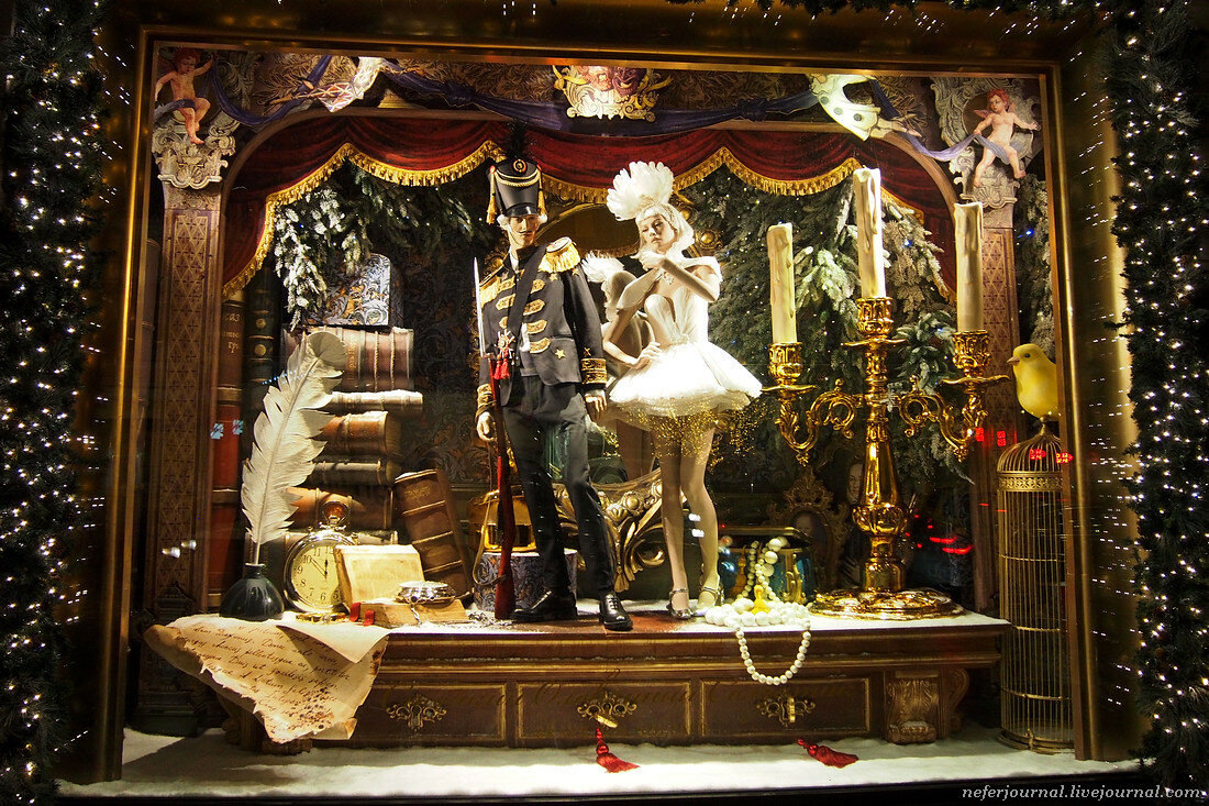 Витрина ЦУМа, Источник: https://ru.pinterest.com/matreshkakat/