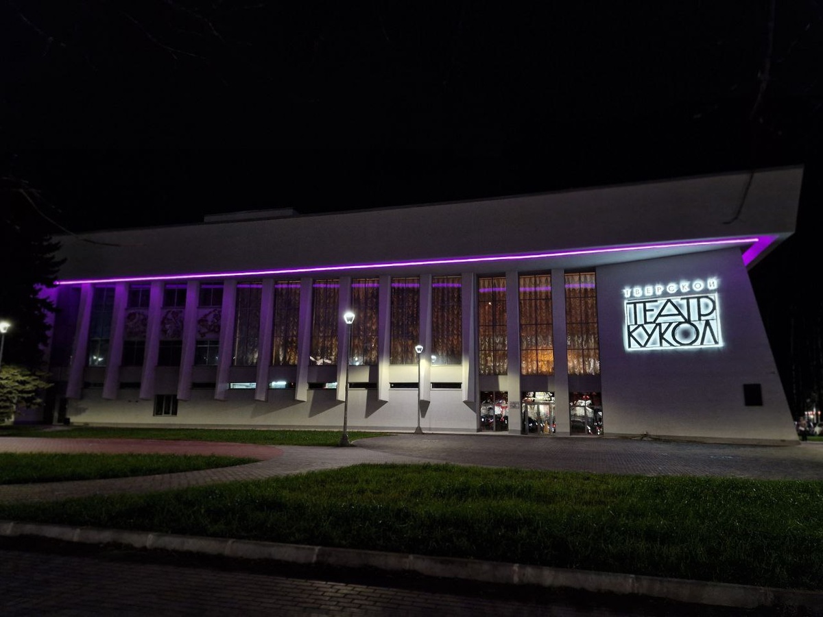 Форма и общее настроение фасадов схожи, разница в деталях. На первом фото театр в Твери, на втором — в Рязани