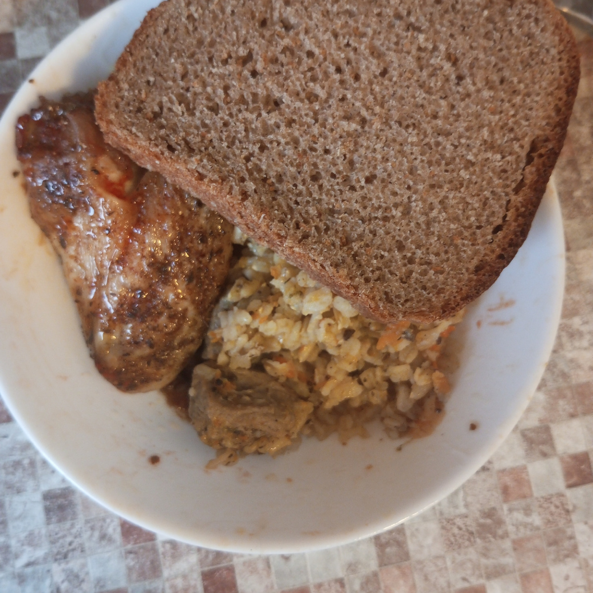 Обед. Остатки плова с индейкой и куриное крыло