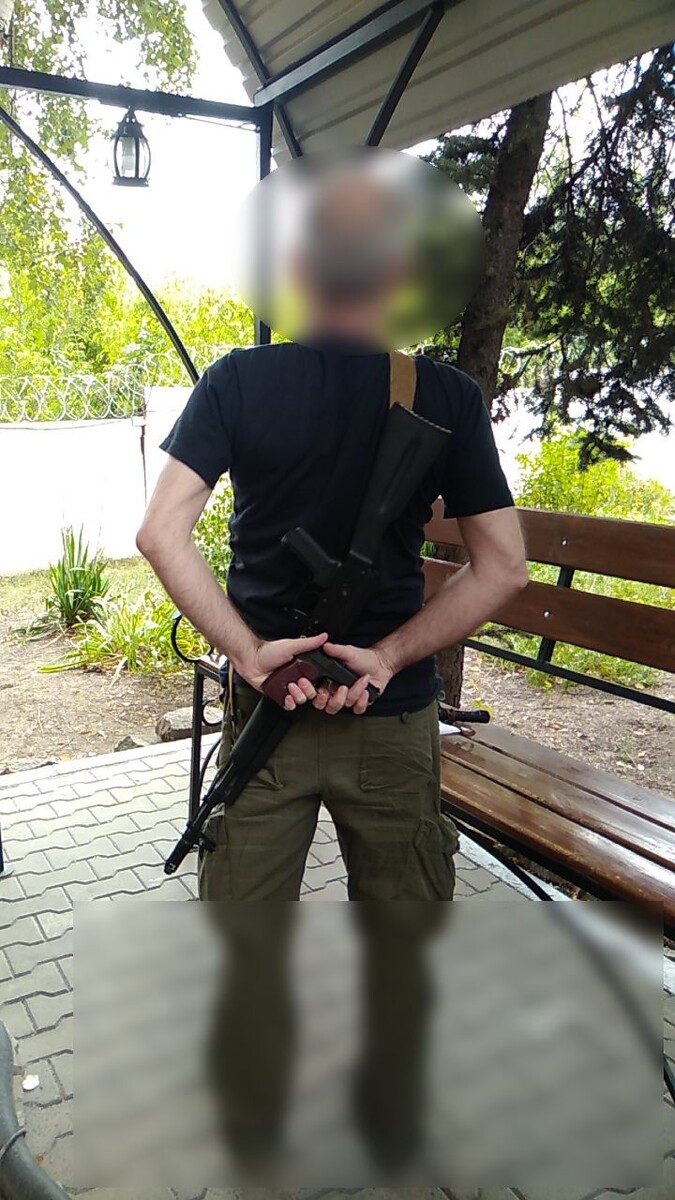 Перед сдачей в очередную оружейку. На скамейке можно постараться и разглядеть штык-нож.