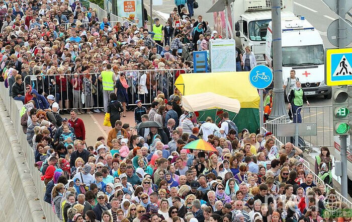 Очередь к мощам Николая Угодника Источник фото https://media.pravoslavie.ru