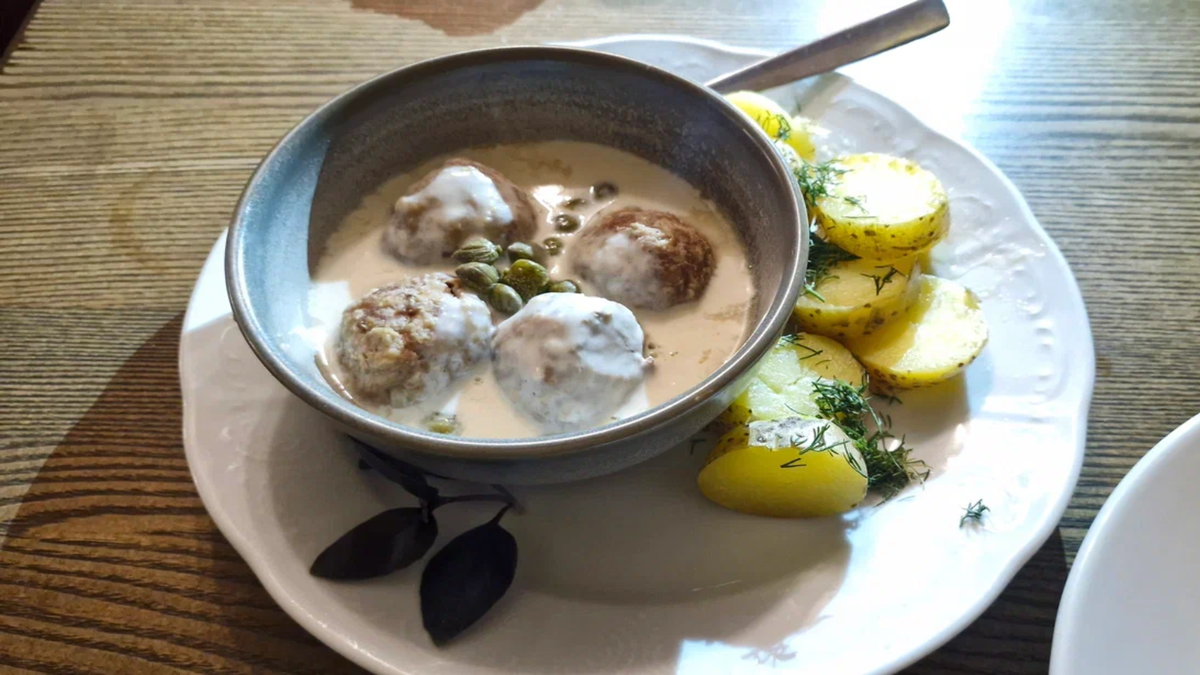 Мы попробовали клопсы в ресторане Редюит в Калининграде. Рекомендуем