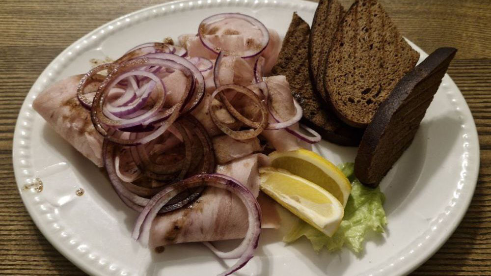 Строганина из пеламиды в ресторане Редюит