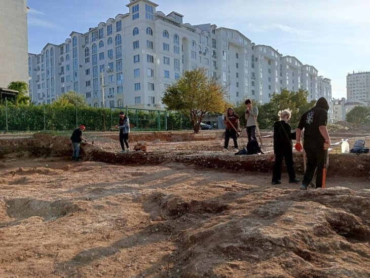     Раскопки древнегреческих построек в районе Античного проспекта в Севастополе. Источник: t.me/razvozhaev.
