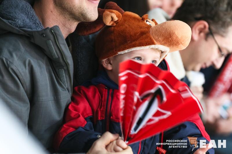    Ребенок на коленях у отца