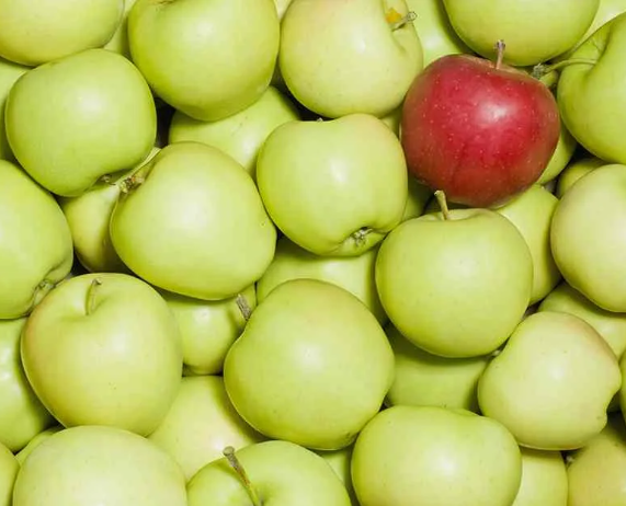 Если бренды в вашей нише как яблоки, то потребитель видит перед собой одинаковые яблоки и не понимает, как выбрать. Но если вдруг одно яблоко начинает отличаться (покраснело), то любитель красного яблоко точно возьмет его. 