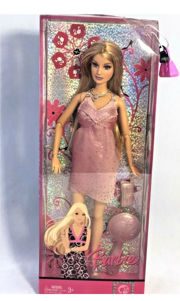 Фото из интернета. Примечательная черта этого выпуска это черная туфелька на коробке. Она была одна. А то время был дефицит кукольной обуви и как я мечтала о второй 🤣