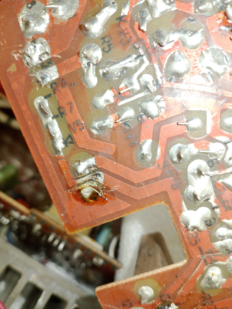 Место КЗ: припой был плюхнут одним сплошным куском, контакты конденсатора и дорожка с номером 6 посередине