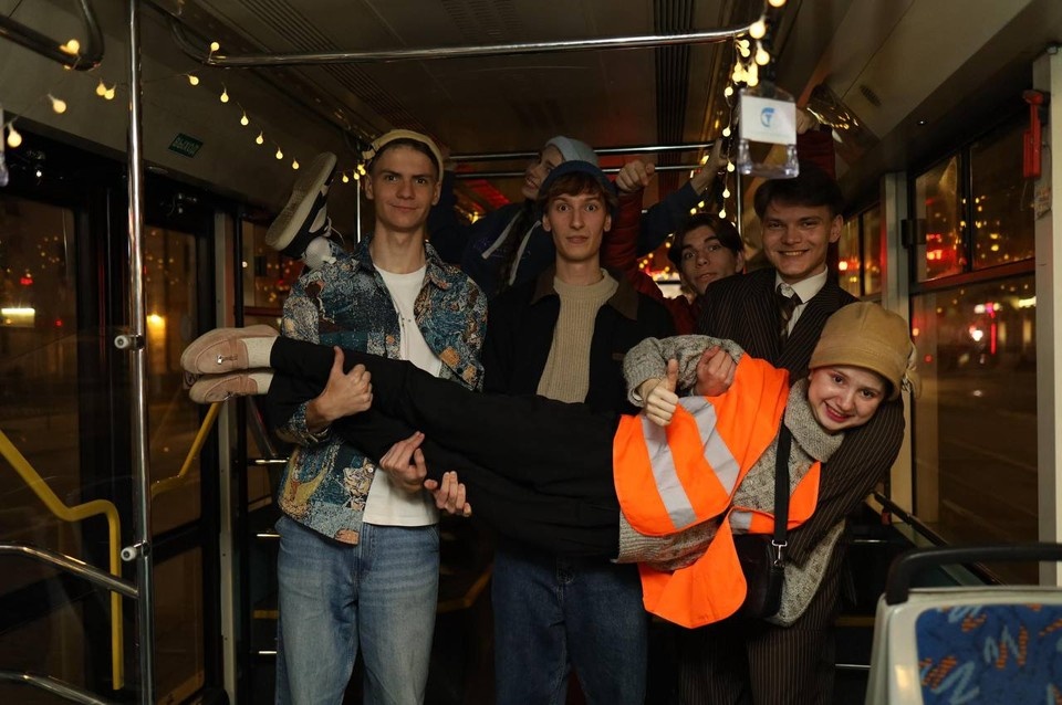    Артисты уже привыкли играть на ходу. из архива героя публикации