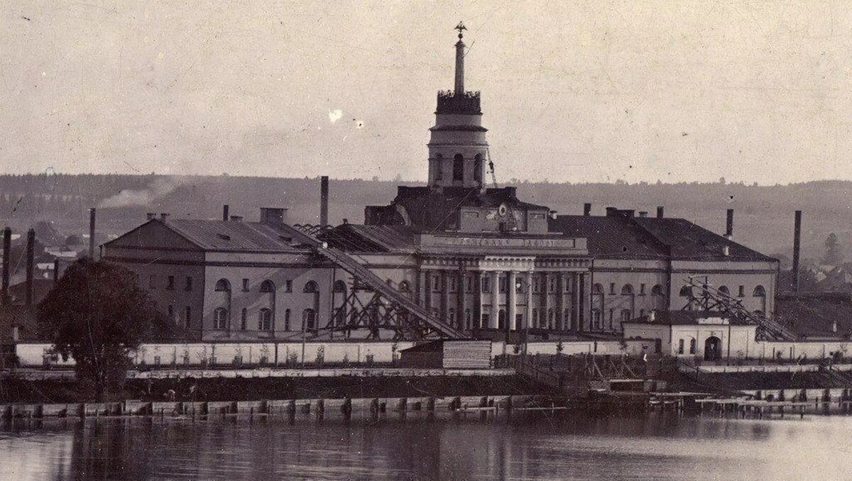 Главный корпус оружейного завода, фотография начала XX века