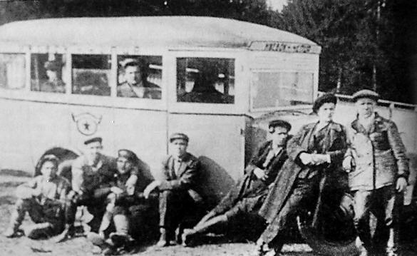 Деревянный автобус ГАЗ-03-30 на территории ижевского автогаража в 1934 году