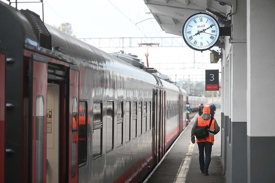    Два поезда прибудет на час позже. Алексей БУЛАТОВ