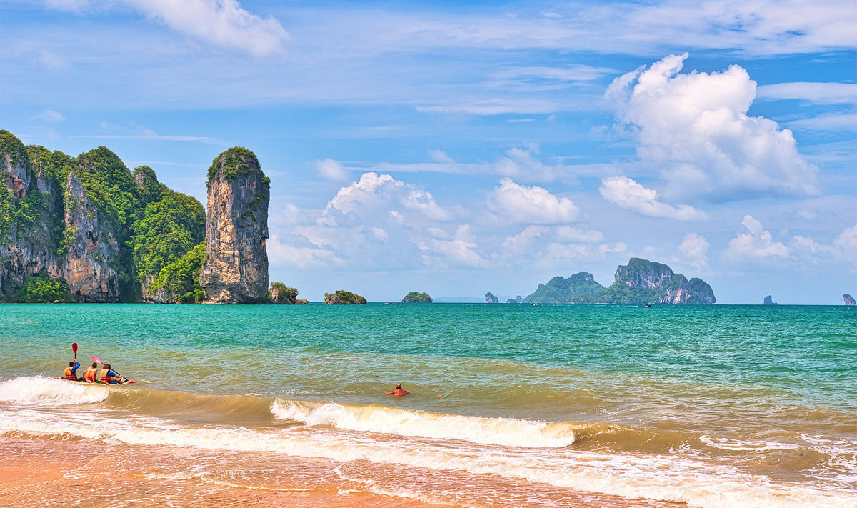 Ао Нанг — главный пляж в Краби, отсюда начинаются поездки по провинции.Фото: dotmiller1986 / Shutterstock.com