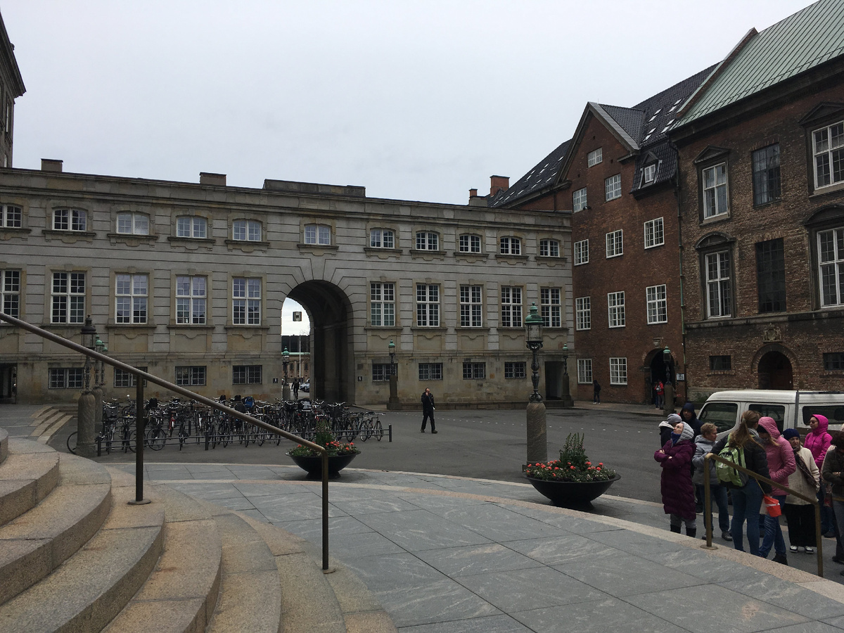 вот тут они паркуются