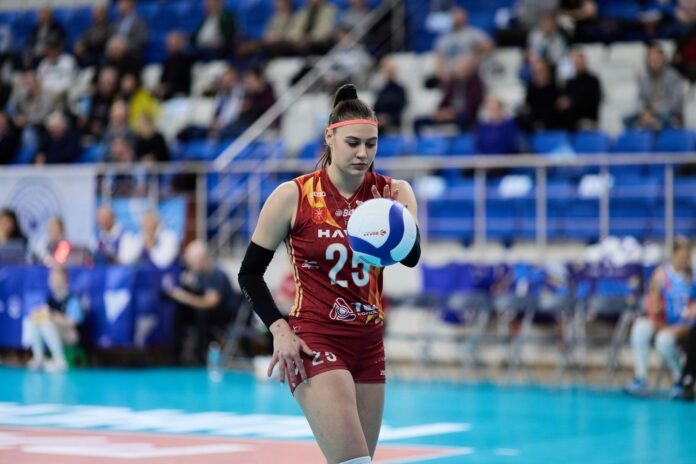 Силовую подачу Ксении Лебедкиной болельщики называют эстетическим украшением женской Суперлиги. Но увидим ли эту подачу опять ? Фото: волейбольный клуб "Тулица" (Тульская область)