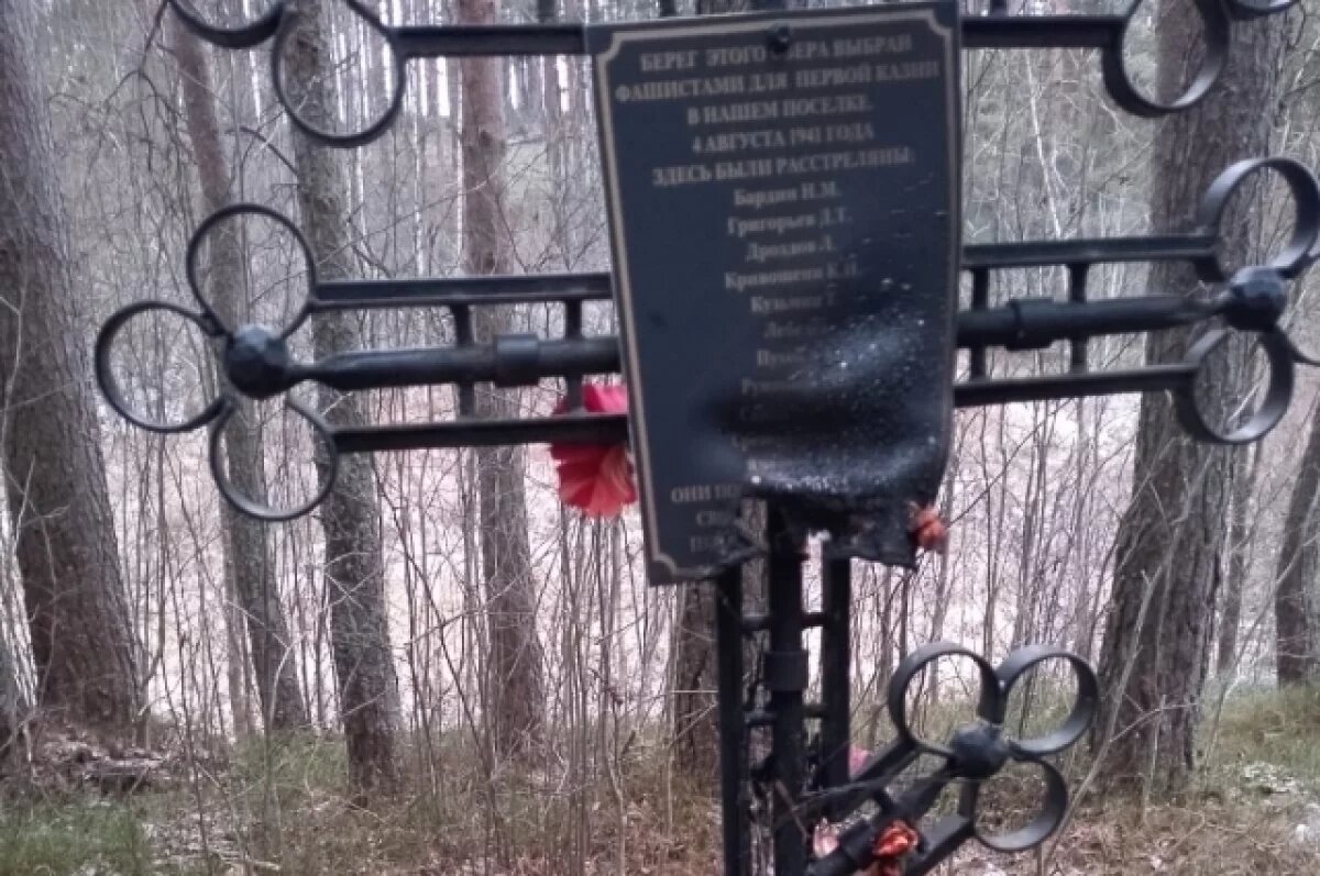    Волонтеры восстановят сломанную вандалами памятную табличку под Псковом