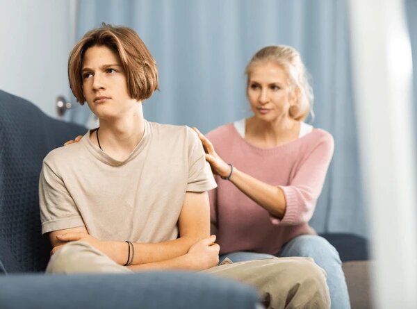 Источник изображения: https://www.shutterstock.com/image-photo/portrait-upset-offended-teenager-sitting-600nw-2386319353.jpg