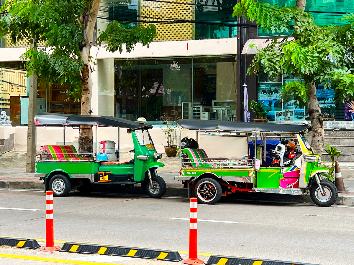 Зелёные тук-туки Чиангмая: транспорт, который одновременно и едет, и позирует для туристических открыток.