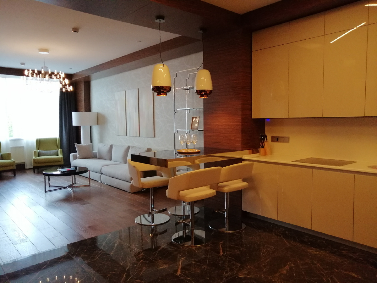 С помощью светильников можно зонировать помещение. Фото: Мир Квартир