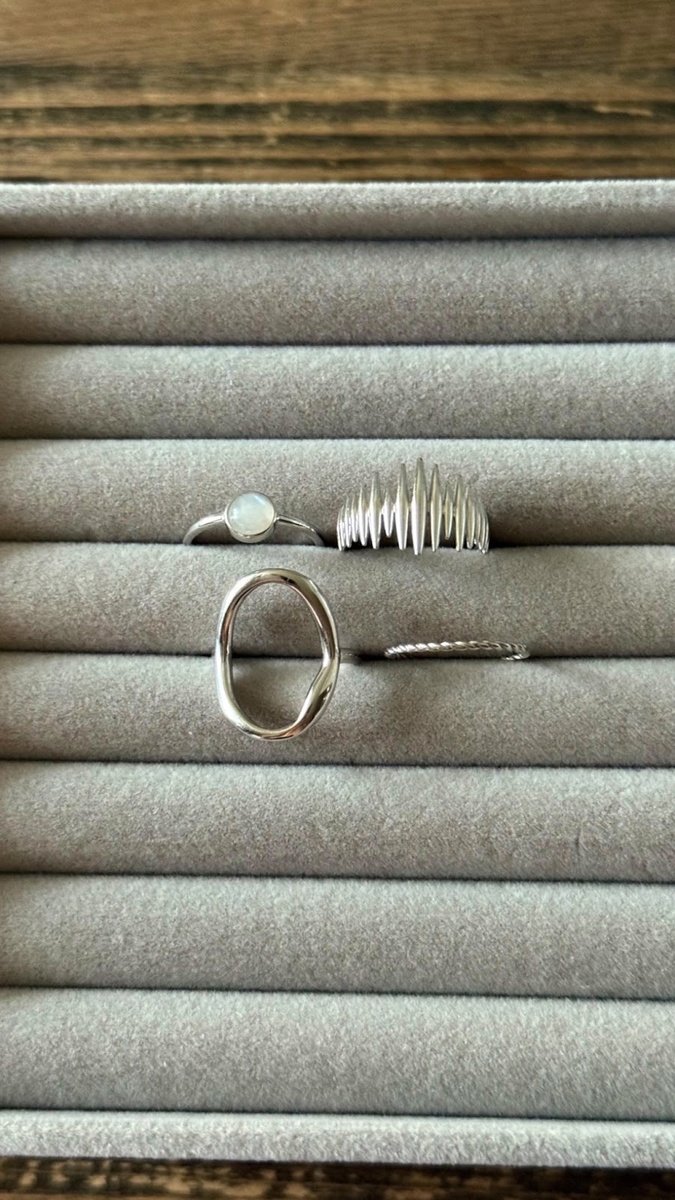 Вот такой получился сет (потом я еще докупила кольцо на мизинец, но это было уже в ноябре и пойдет в следующую статью)